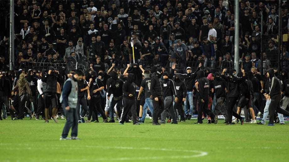 Doch nach dem Spiel stürmen PAOK-Fans das Feld und suchen die Konfrontation mit den Dortmundern. Zum Glück kann ein Aufeinandertreffen der Fangruppierungen verhindert werden.