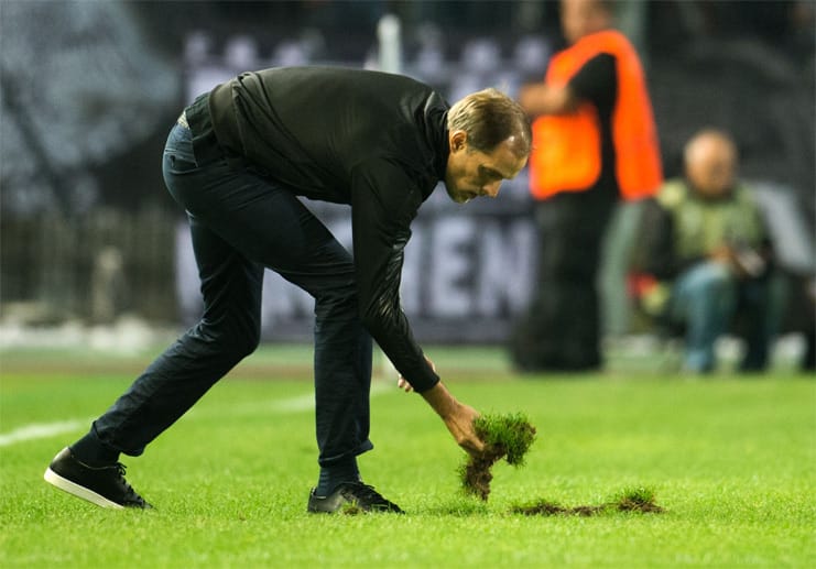 Zaghafte Wiedergutmachungsversuche: Thomas Tuchel bringt den Rasen im Toumba Stadion wieder in Ordnung. Doch der BVB-Trainer kann auch nicht verhindern, dass Dortmund wohl von der UEFA sanktioniert wird.