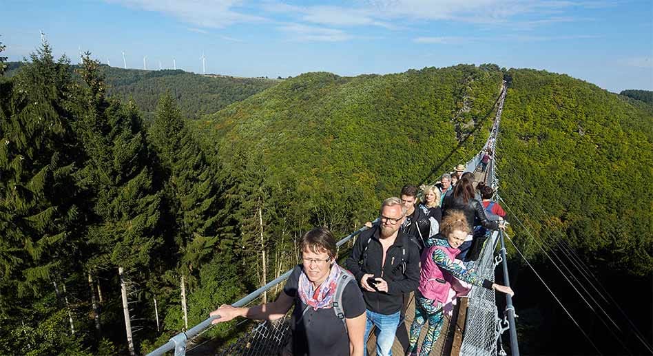 Herbst 2015: Die ersten Besucher gehen über die neu errichtete Geierlay Hängeseilbrücke über die Geierlay-Schlucht.