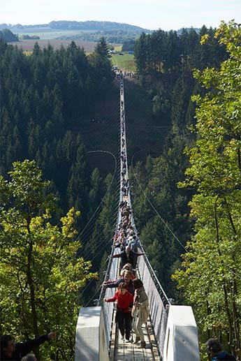 Die spektakuläre Brücke liegt zwischen Mörsdorf und Sosberg in Rheinland-Pfalz.