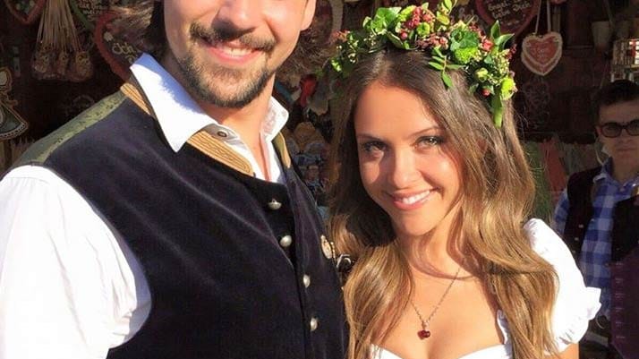 "Bachelorette" Alisa und ihr Herzbube Patrick zeigen sich beim Abschluss der Wiesn in strahlender Laune.