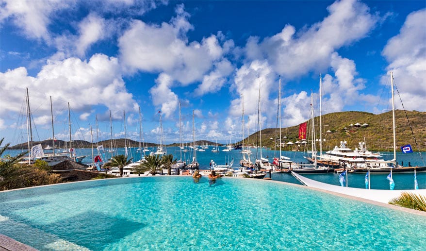 In der Bucht von Porto Cervo, Sardinien, liegt der Yacht Club Costa Smeralda (YCCS). Die 500 Mitglieder können aber auch die Residenz auf den British Virgin Islands (im Bild) mit Liegeplätzen direkt vor der Tür - und vorm Pool - nutzen.