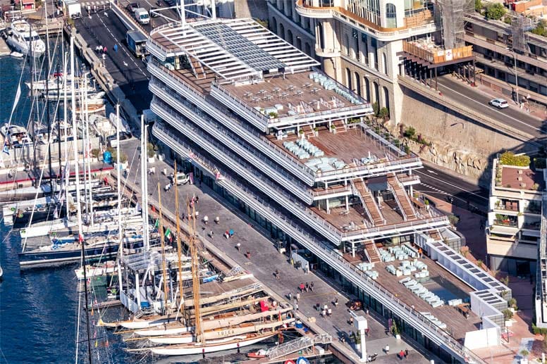 Erst 2014 sind die Räumlichkeiten des Yacht Club de Monaco (YCdM) eingeweiht worden. Die Form des Hauses ist einem Luxusliner nachempfunden.