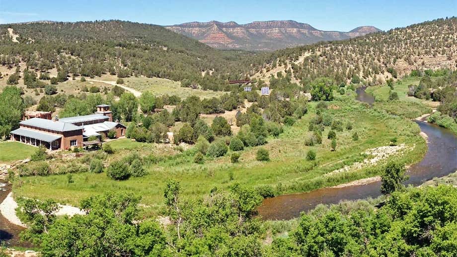 Hollywoodstar Jane Fonda hat ihre Farm im Norden von New Mexico verkauft. Das Anwesen liegt direkt am Pecos River, in dem man Lachse angeln kann. Ob sich auch Fonda die Anglerhosen angezogen hat? Wer weiß das schon...