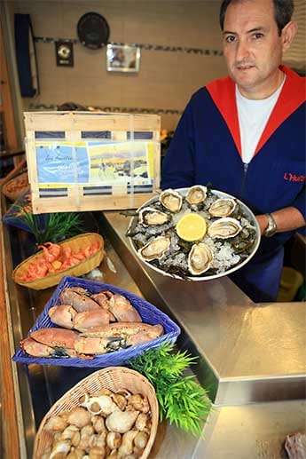 Der Mitarbeiter des Pariser Restaurant L’Huitrier (16 Rue Saussier-Leroy, Tel.: 0033 1 40 54 83 44) weiß, wie man Austern am besten öffnet.