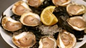 Flache Austern sind feiner im Geschmack und verfügen über eine leicht nussige Note. Sie sind die ursprüngliche, europäische Austernsorte.