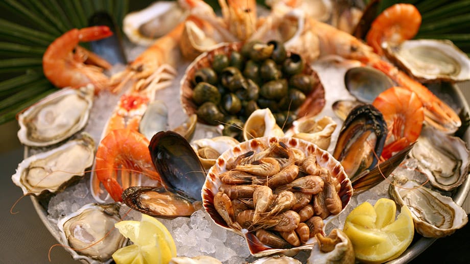 Zu solchen Meeresfrüchteplatten und allen Austernsorten passt trockener Champagner, Rieslingsekt, Chabils aus dem Burgund oder ein simpler Entre-Deux-Mers aus Bordeaux.