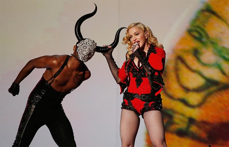 Madonna ist stinksauer auf einige Mitglieder ihrer "Rebel Heart"-Tour. Am 3. Oktober wurden Tänzer ihrer Crew an der kanadischen Grenze beim Kiffen erwischt. Die Folge: Ein stundenlanges Filzen sämtliche Tourbusse und natürlich eine vor Wut schäumende Madonna...