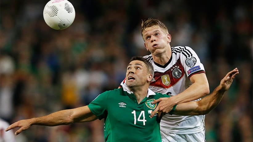 Matthias Ginter (re.) durfte auf der Position des rechten Außenverteidigers von Beginn an ran. Hier überspringt er Jonathan Walters im Luftduell.