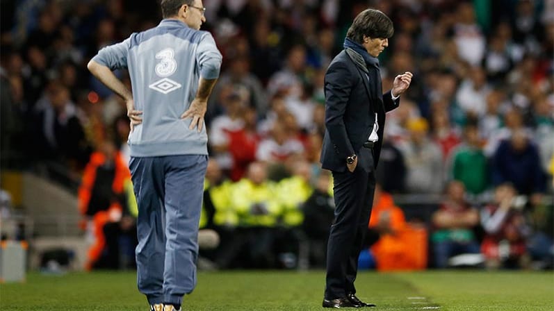 Bundestrainer Joachim Löw konnte entspannt in die Partie gehen. Ein Sieg oder Unentschieden hätte der DFB-Elf zur sicheren EM-Qualifikation gereicht. Irlands Coach Martin O'Neill ist die Anspannung dagegen anzusehen. Für sein Team hätte eine Niederlage das fast sichere Aus bedeutet.