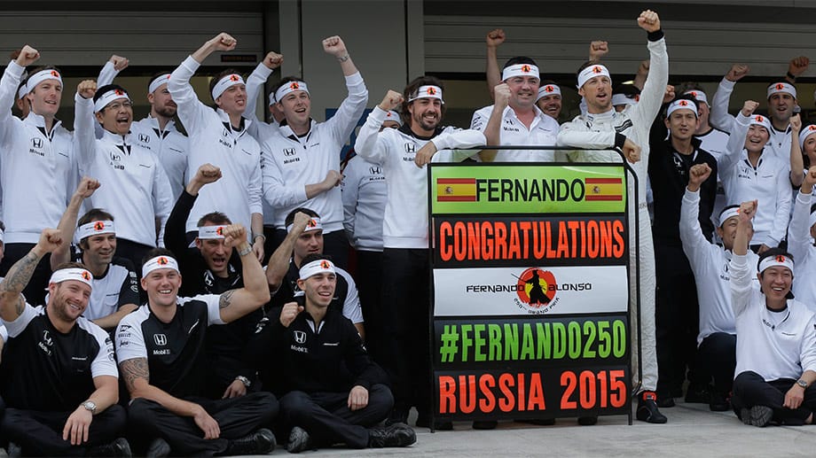 Das McLaren-Team feiert in Sotschi den 250. Grand Prix von Fernando Alonso.