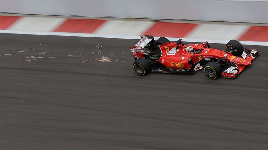 Sebastian Vettel in seinem Ferrari während des ersten freien Trainings.