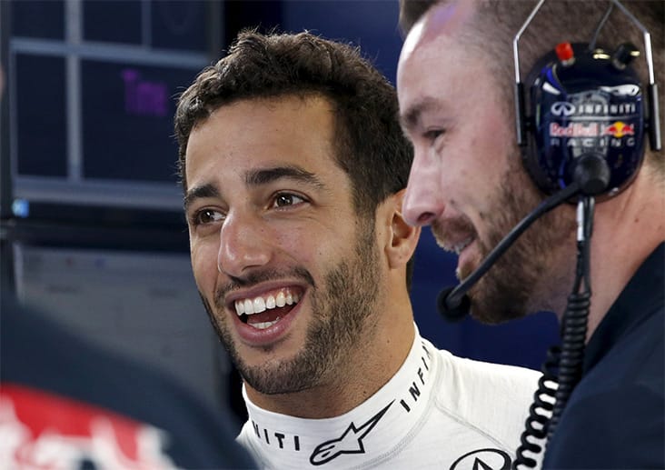 Gut gelaunt wie immer: Red-Bull-Pilot Daniel Ricciardo im Gespräch mit den Mechanikern.