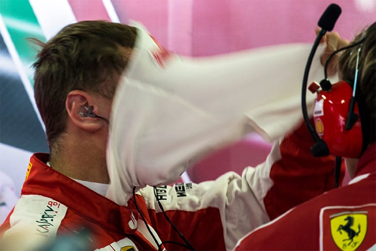 Witzige Momentaufnahme: Sebastian Vettel zieht seine Feuermaske ab.
