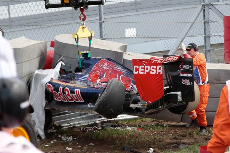 Der Bolide von Toro-Rosso-Pilot Carlos Sainz ist völlig zerstört. Nach dem Crash wird das Abschlusstraining abgebrochen.