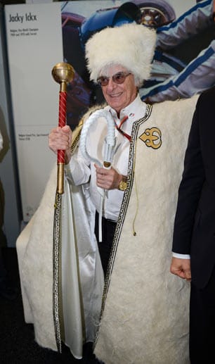 F1-Chefvermarkter Bernie Ecclestone in traditioneller kaukasischer Tracht.