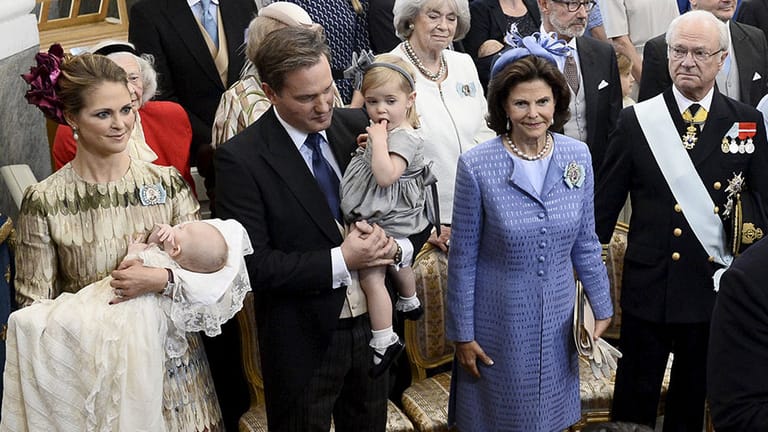 Zu Beginn der Feier war der kleine Prinz noch ganz entspannt in Mama Madeleines Armen. Auch Leonore, getragen von Papa Chris O'Neill, machte einen interessierten Eindruck.