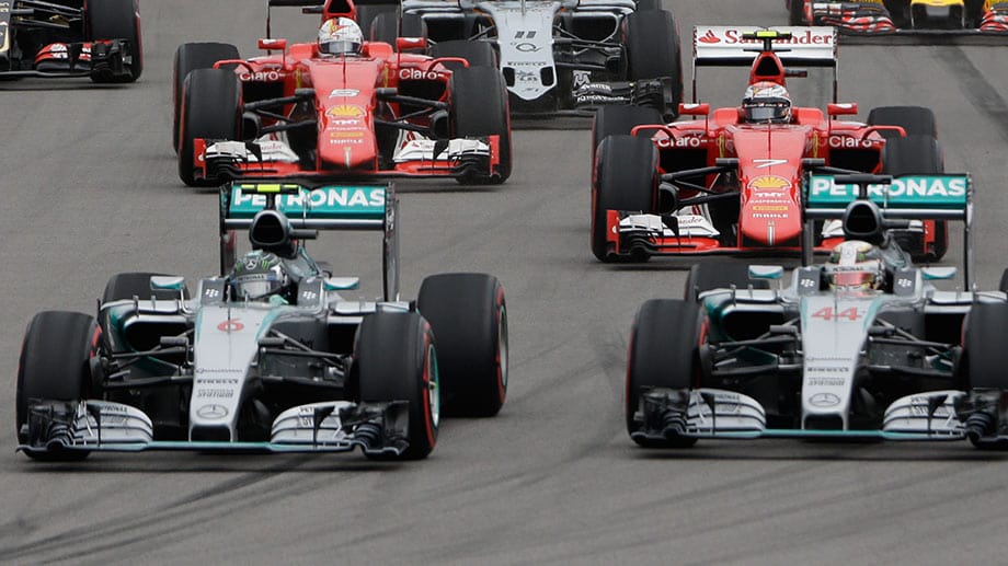 Pole-Mann Nico Rosberg (li.) bleibt beim Start vor Mercedes-Kollege Lewis Hamilton, die Ferrari folgen.