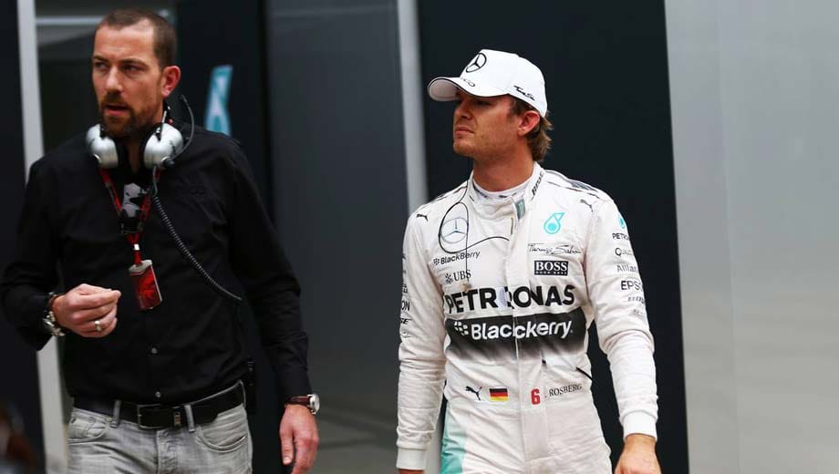 Rosberg hat einmal mehr großes Pech. In Führung liegend bricht dem Mercedes-Piloten das Gaspedal, er muss das Rennen aufgeben.