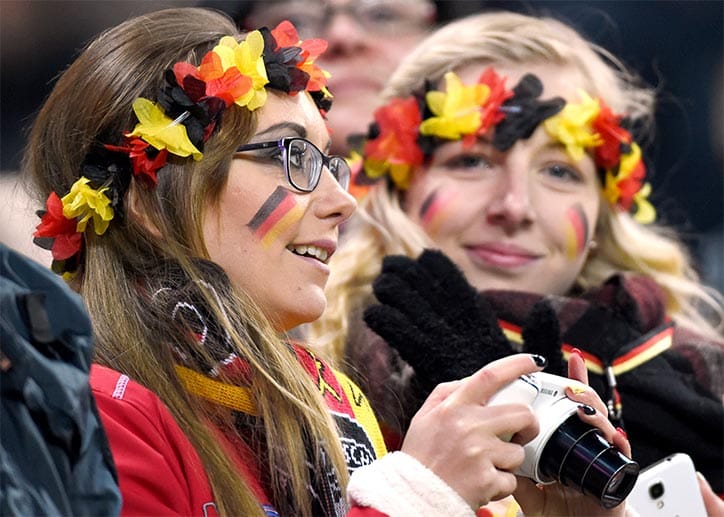 Die deutschen Fans fiebern in Leipzig dem EM-Qualifikationsspiel gegen Georgien entgegen.