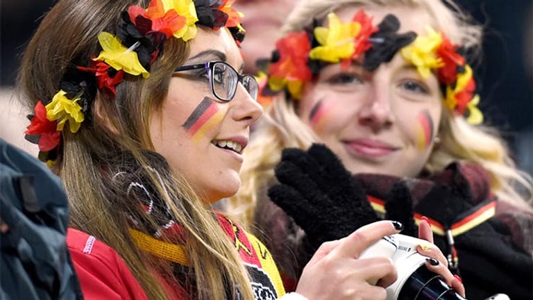 Die deutschen Fans fiebern in Leipzig dem EM-Qualifikationsspiel gegen Georgien entgegen.
