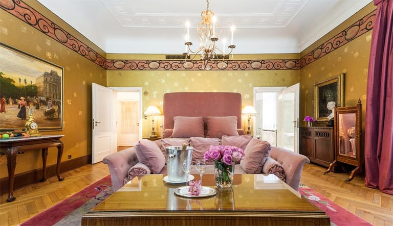 Modeschöpfer Karl Lagerfeld will 2017 das erste "Karl-Lagerfeld-Hotel" in Macau eröffnen. Bis dahin können seine Bewunderer in der "Karl Lagerfeld Suite" im Schlosshotel Grunewald in Berlin nächtigen.