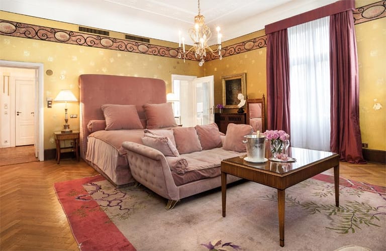 Die absoluten Höhepunkte der Lagerfeld-Suite sind das beeindruckende Bett, die extravagante Möblierung und das romantische Art-déco-Badezimmer.
