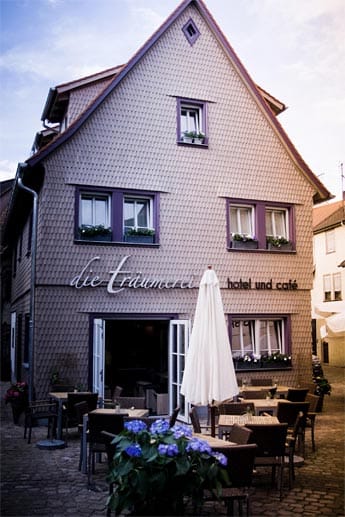 "Die Träumerei" ist ein kleines, nicht ganz so luxuriöses Hotel im Odenwald, das unter anderem Schauspielerin Jessica Schwarz gehört. Das leerstehende Haus aus dem Jahr 1623 haben Jessica Schwarz und ihre Schwester als Kinder immer vor Augen gehabt und sich dunkle Geheimnisse dazu ausgedacht.