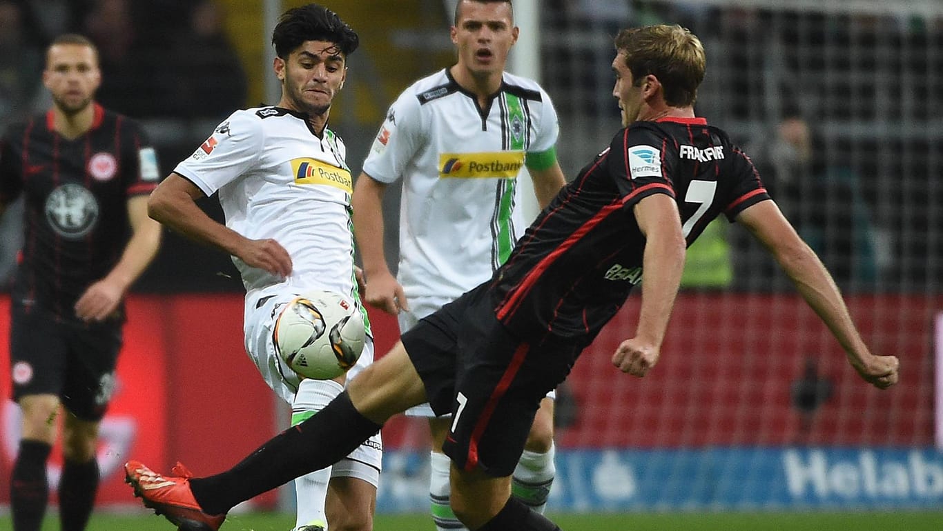Borussia M'gladbachs Mahmoud Dahoud (li.) im Zweikampf mit Frankfurts Stefan Reinartz.