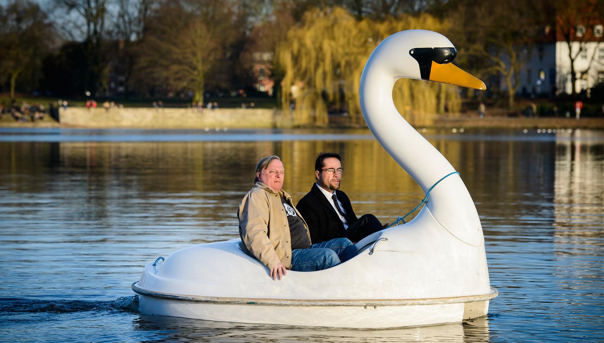 Der schrullige Professor ist für seinen schrägen Humor berüchtigt und umgibt sich mit den schönen Dingen des Lebens wie etwa Luxusautos. In jedem Tatort ist er mit einem anderen Gefährt unterwegs.