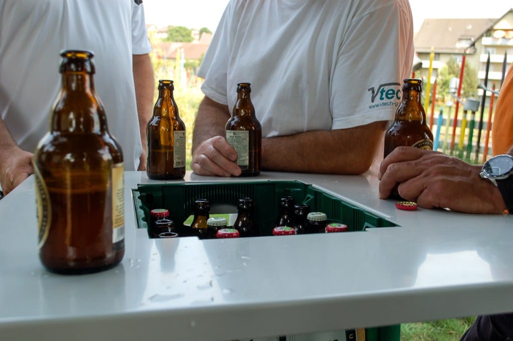 Ein Tisch für Männer: der Bierkistentisch. Lässt sich auf jede Getränkekiste bauen, ist ein Hingucker und besitzt sogar integrierte Flaschenöffner.