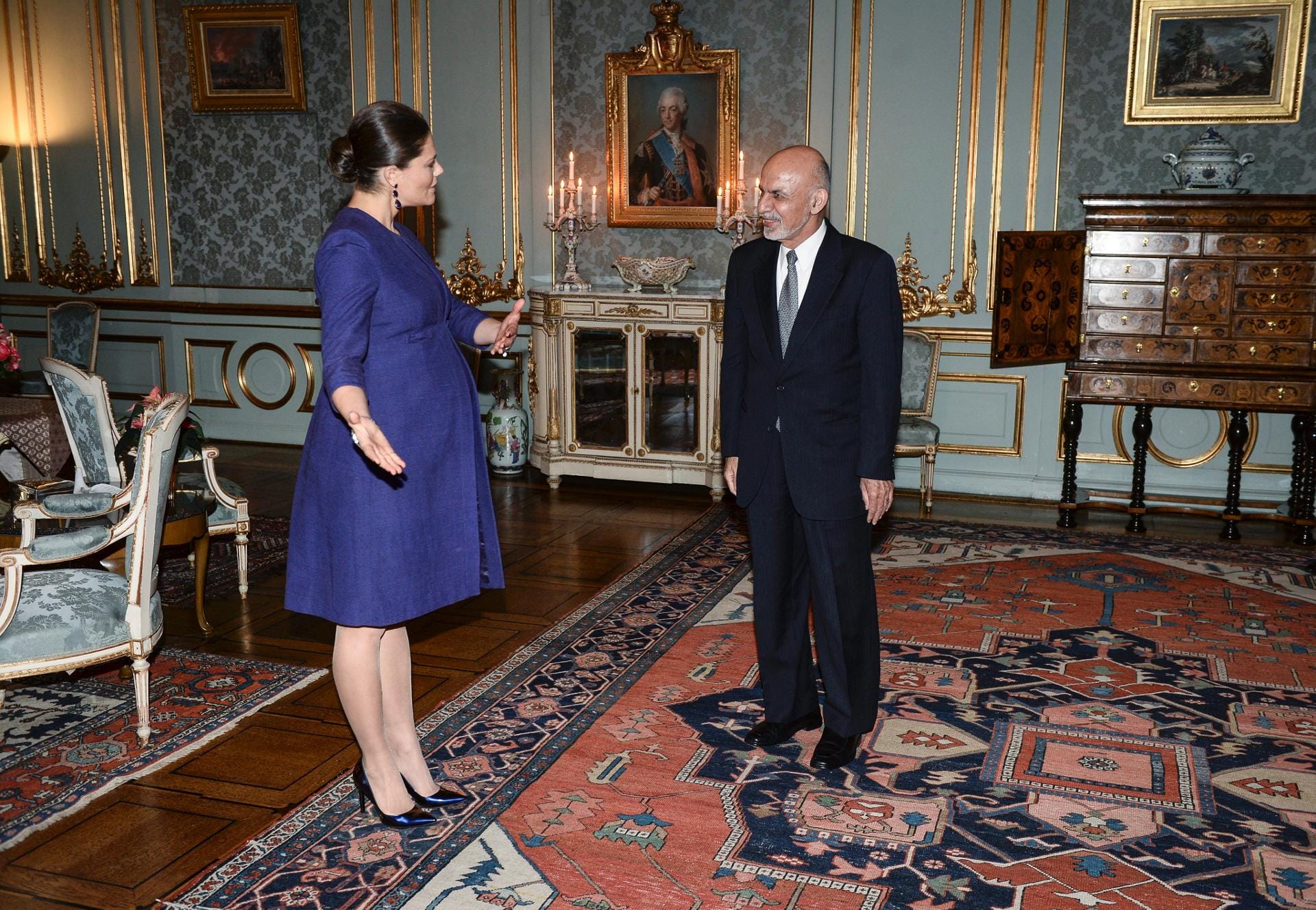 Am 4. Dezember 2015 traf Prinzessin Victoria in Stockholm den afghanischen Präsidenten Ashraf Ghani - und präsentierte dabei ihren immer praller werdenden Babybauch.