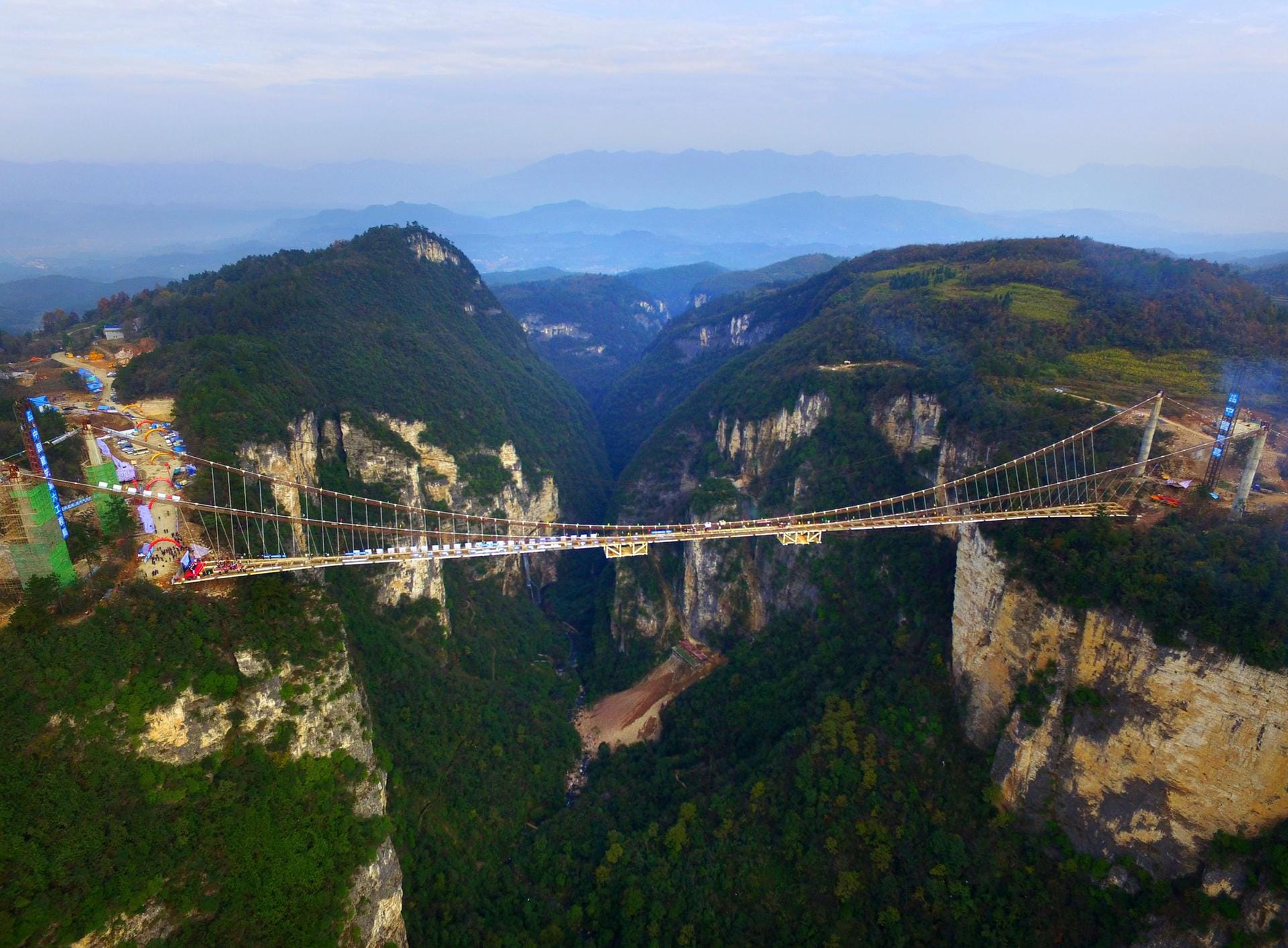 Die "Zhangjiajie Grand Canyon Glass Bridge" in der Provinz Hunan überspannt einen Abgrund von 375 Metern.