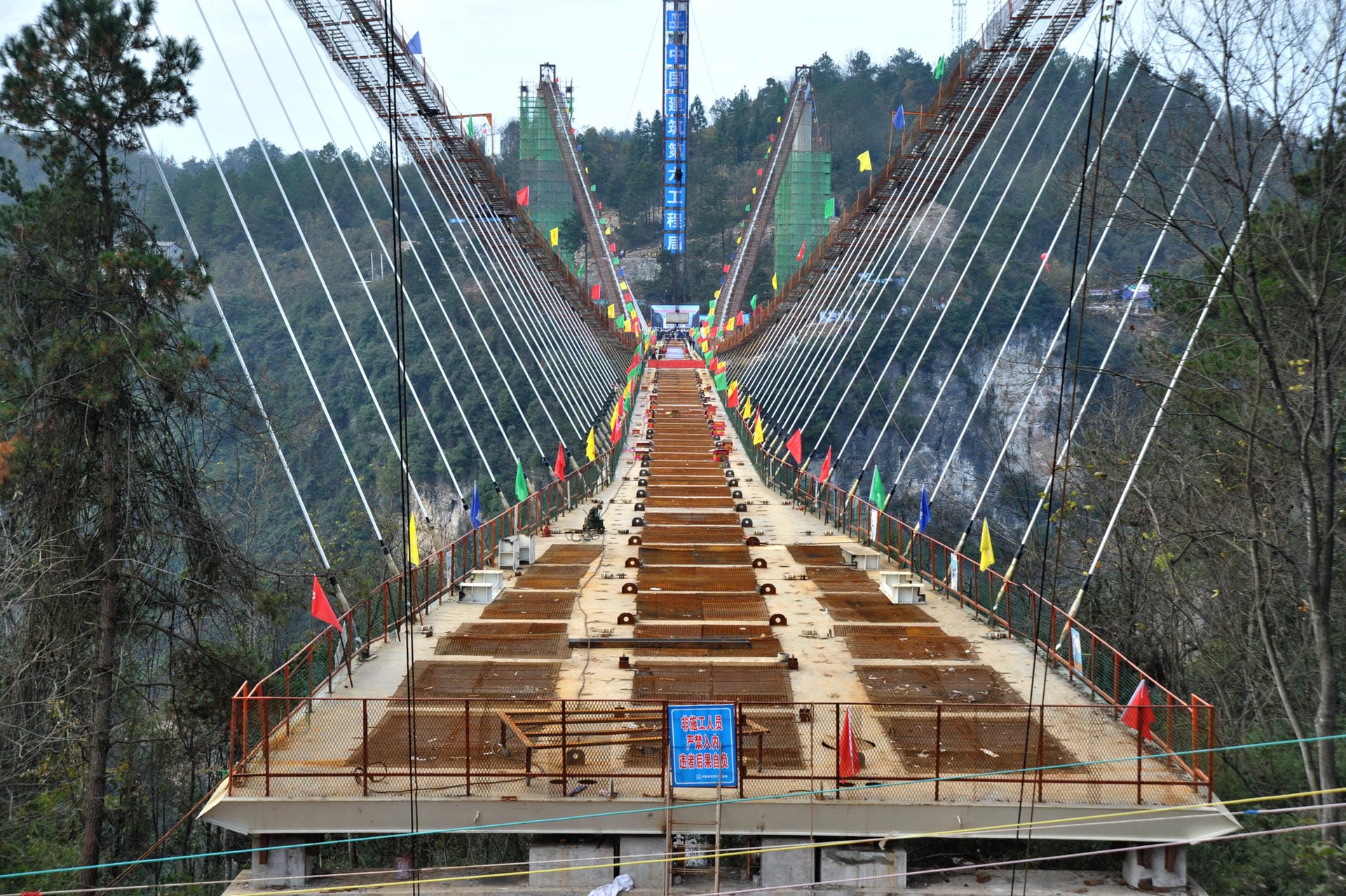 Sechs Meter breit ist die schwindelerregende Attraktion. Von der Brücke sollen Besucher auch den höchsten Bungeesprung der Welt wagen können.
