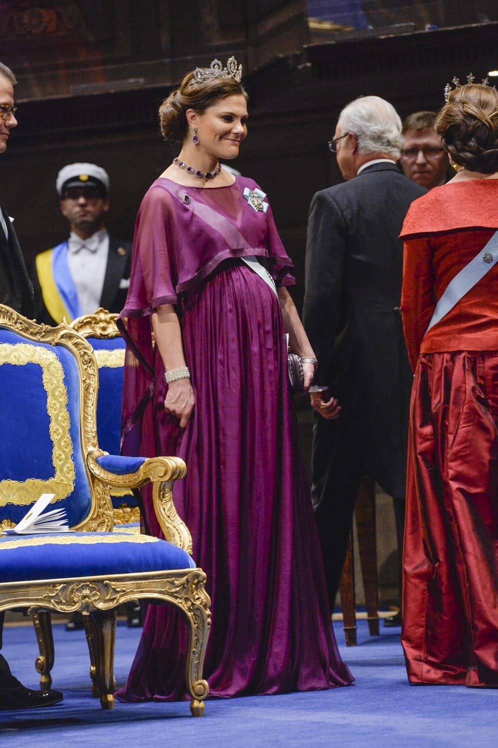 Die schwedische Prinzessin Victoria bei der Nobelpreisverleihung in Stockholm: Ihr Geburtstermin ist erst im März, aber jetzt schon ist ihr Babybauch deutlich zu sehen.