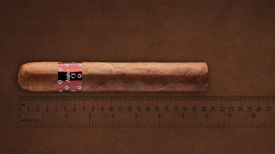 XXL-Zigarren-Tipp von Marc Benden - als kräftige Variante: Asylum Cigars 13 Eighty 80 x 8 Authentic Corojo (Honduras, Länge 20,32 cm, Durchmesser: 3,5 cm, Ringmaß 80, Geschmack: kräftig, Preis/St.: 11,50 Euro).