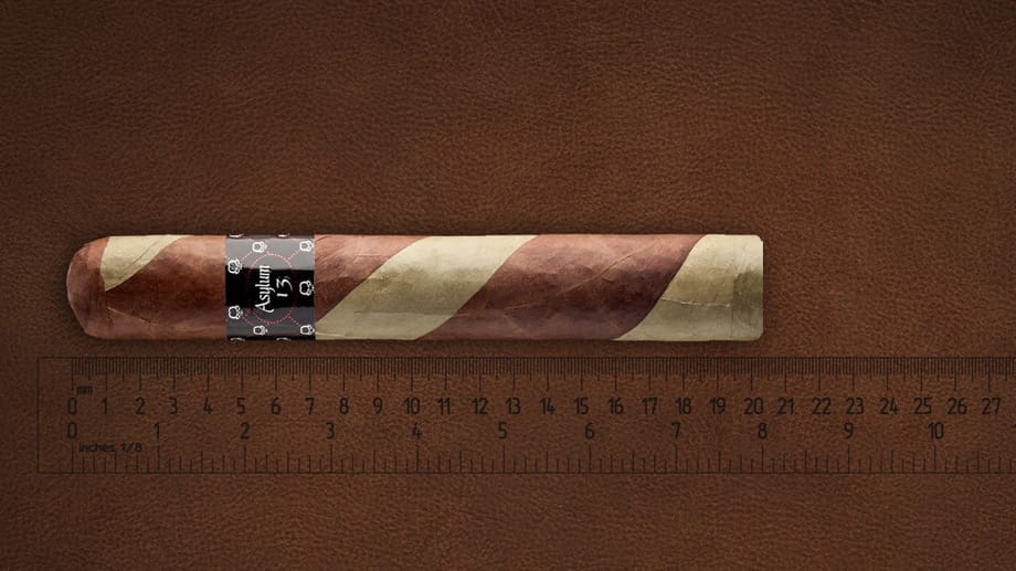 XXL-Zigarren-Tipp von Marc Benden - spannend aufgrund des zweifarbigen Deckblatts: Asylum Cigars 13 Eighty 80 x 8 The Ogre (Nicaragua, Länge 20,32 cm, Durchmesser: 3,5 cm, Ringmaß 80, Geschmack: kräftig, Preis/St.: 13,50 Euro).