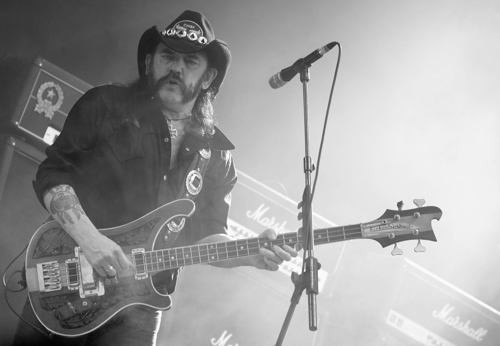 Ian Fraser "Lemmy" Kilmister, Frontmann der Hardrockband Motörhead, starb am 28. Dezember 2015 an einer Krebserkrankung. Die Diagnose wurde ihm erst zwei Tage zuvor mitgeteilt. Der Brite, der am 24. Dezember noch seinen 70. Geburtstag feierte, galt bei einer ganzen Generation von Rock- und Metalfans als Idol.