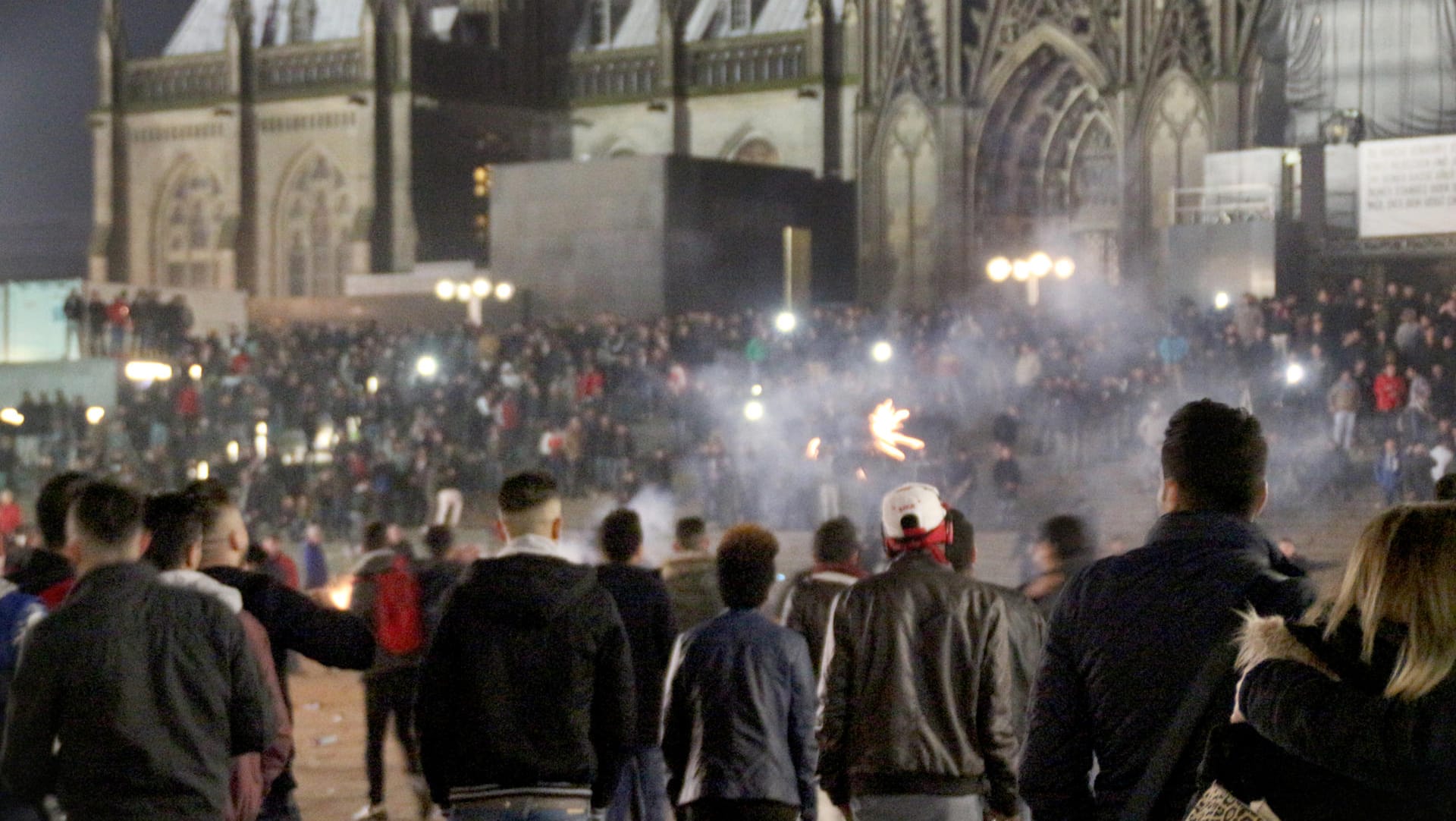 Zahlreiche Menschen hatten sich an Silvester in Köln auf dem Vorplatz des Hauptbahnhofs versammelt.