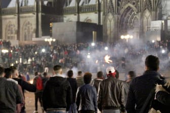 Zahlreiche Menschen hatten sich an Silvester in Köln auf dem Vorplatz des Hauptbahnhofs versammelt.