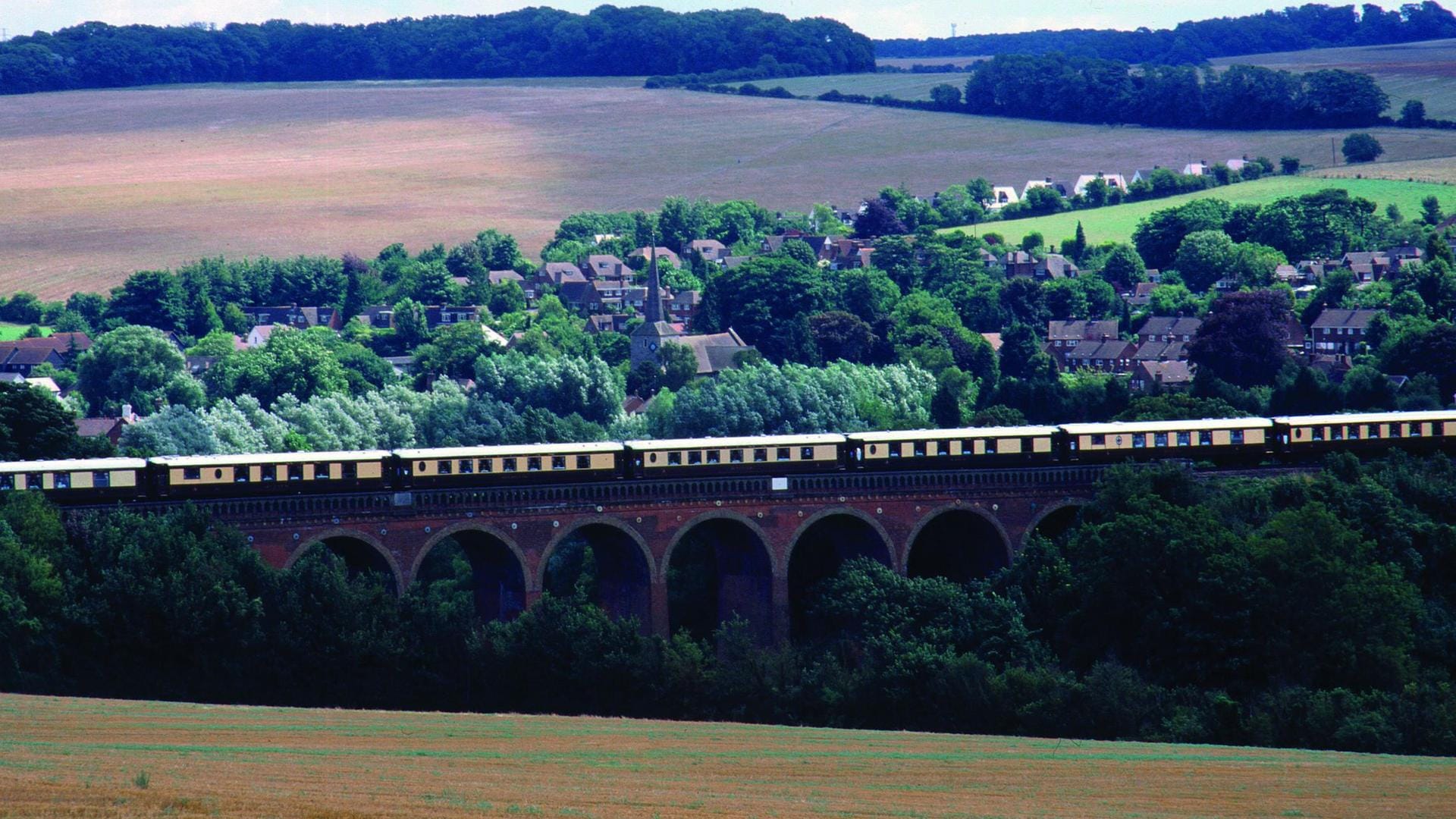 Der Belmond British Pullman auf dem Weg durch Großbritannien.