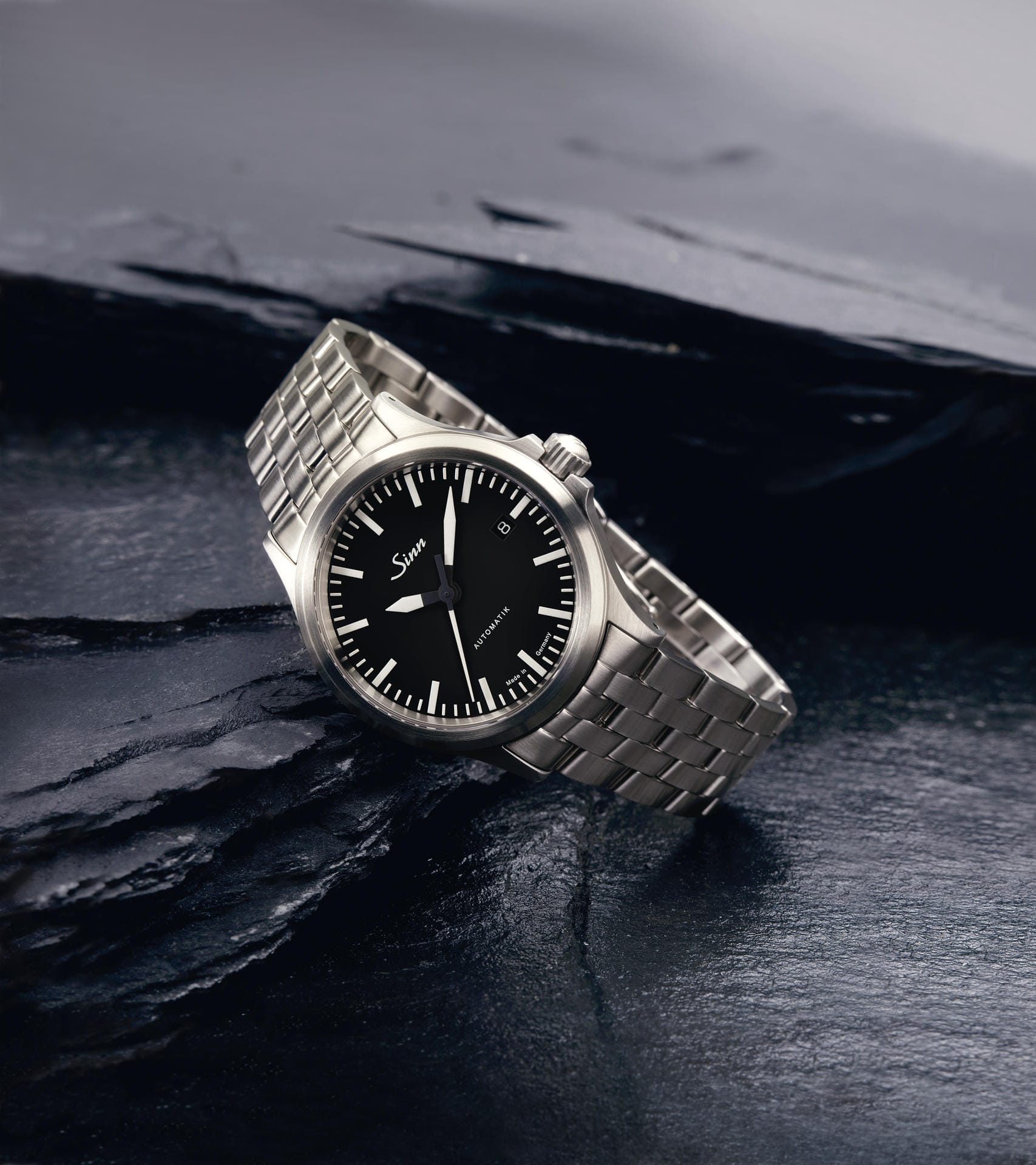 Vom Frankfurter Uhrenhersteller Sinn gibt es eine Vielzahl schicker, aber zugleich auch günstiger Uhren. Ein Beispiel ist das Modell 556 I mit Lederarmband für 850 Euro und mit Massivarmband (im Bild) für 995 Euro.
