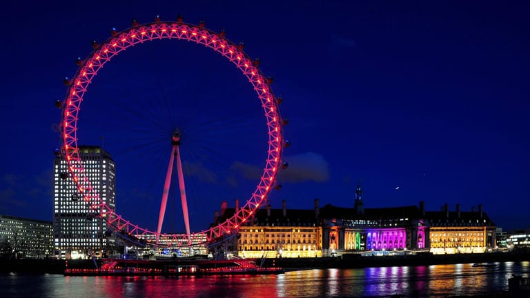 Am Valentinstag erstrahlt das berühmte London Eye rot.