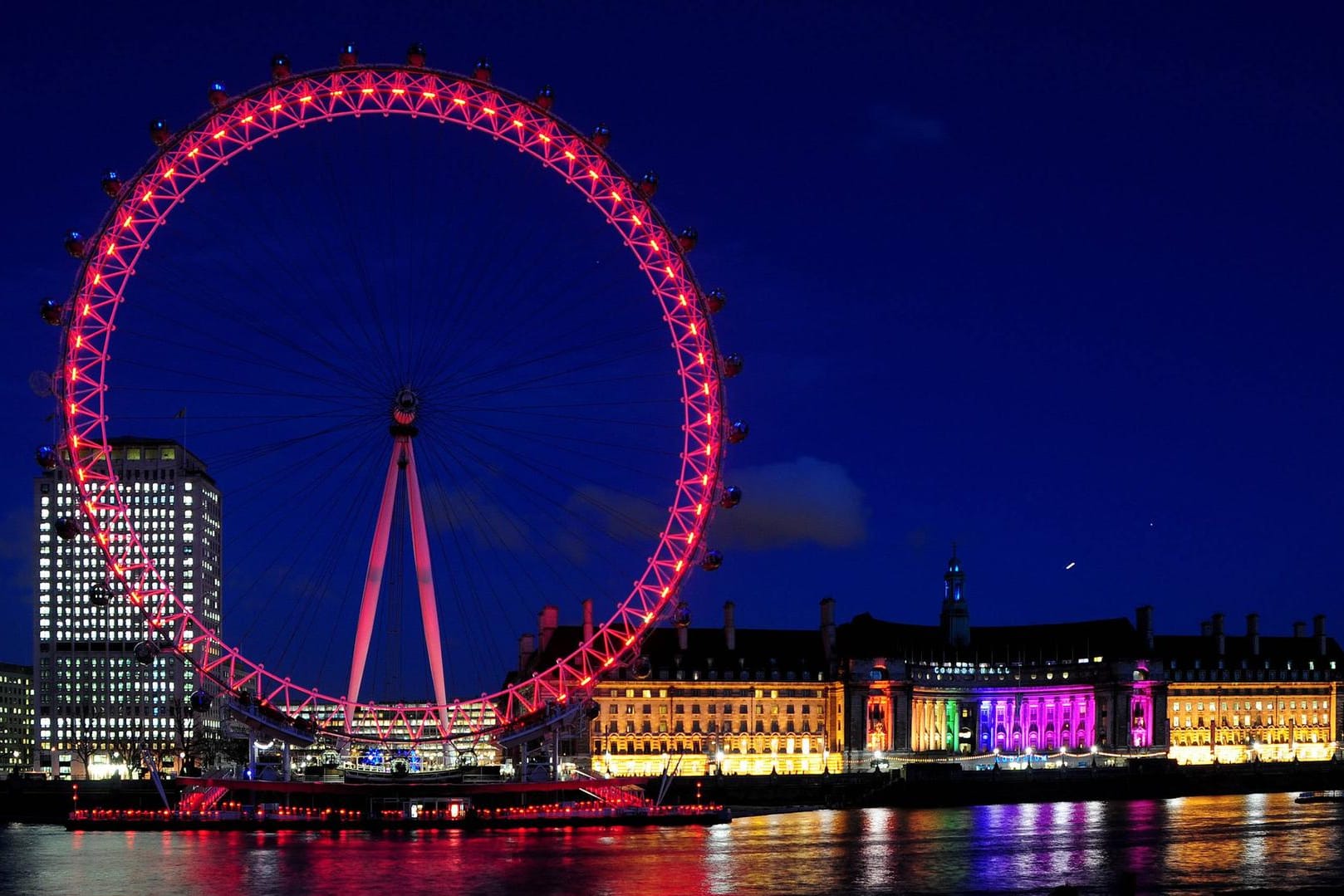 Am Valentinstag erstrahlt das berühmte London Eye rot.