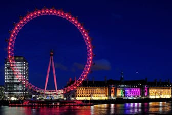 Am Valentinstag erstrahlt das berühmte London Eye rot.