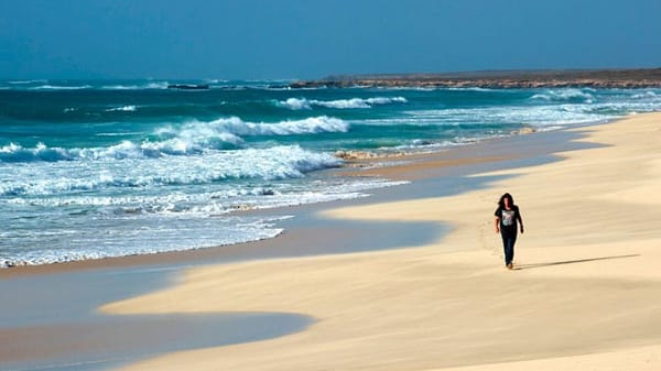 Auf der Kapverdischen Insel Boa Vista laden endlose, einsame Strände zum Entspannen ein.