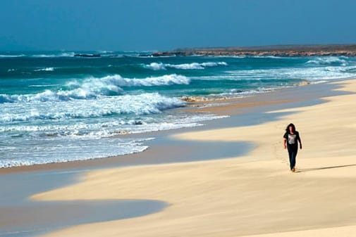 Auf der Kapverdischen Insel Boa Vista laden endlose, einsame Strände zum Entspannen ein.