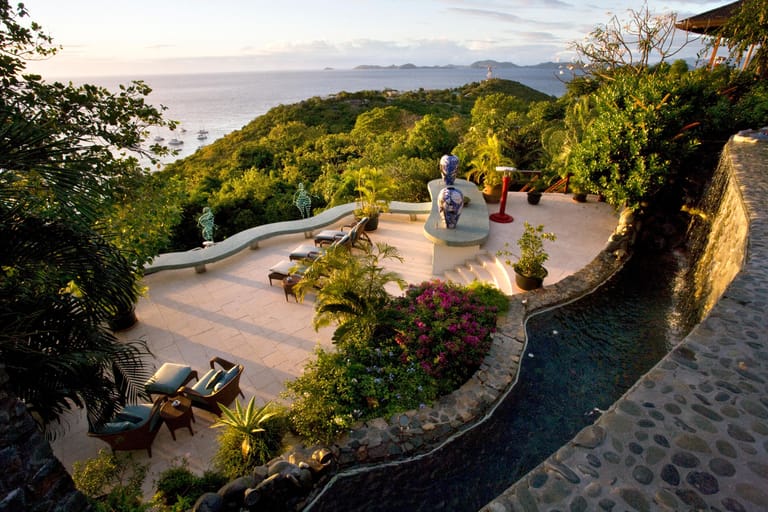 Dabei handelt es sich um das ehemalige Refugium vom verstorbenen David Bowie. Die Villa befindet sich auf Mustique, die als einer der exklusivsten Inseln der Karibik gilt.