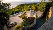 Dabei handelt es sich um das ehemalige Refugium vom verstorbenen David Bowie. Die Villa befindet sich auf Mustique, die als einer der exklusivsten Inseln der Karibik gilt.