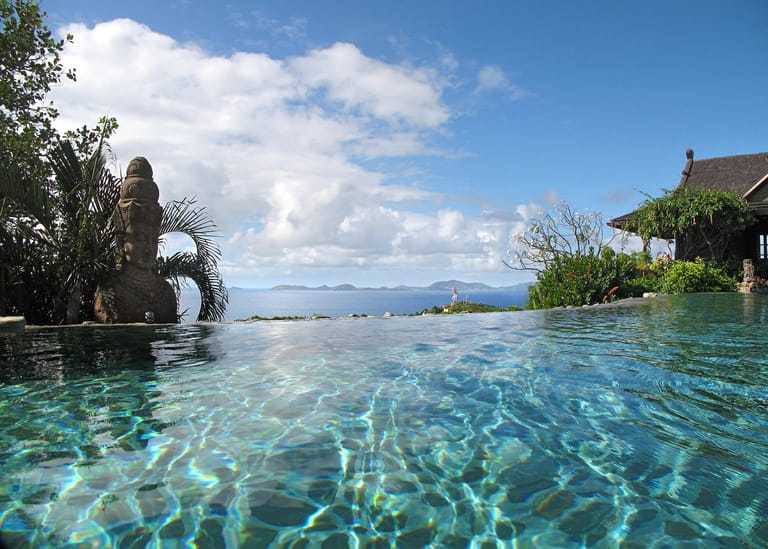 Standesgemäß ist der Infinity-Pool der Villa. Pro Woche kostet das Haus 36.631 Euro.